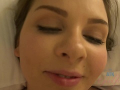 Amateur, Bikini, Sucer une bite, Brunette brune, Poilue, Pov, Mamelons bombés, Nénés