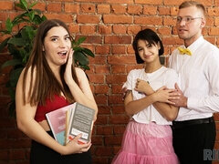 Gros cul, Sucer une bite, Brunette brune, Queue, En levrette, Seins naturels, Adolescente, Nénés