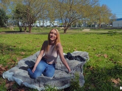 Amateur, Verga grande, Rubia, Mamada, Corridas faciales, Jeans, Al aire libre, Público