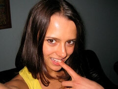 Leie, Braunhaarige, Fingern, Klaffend, Masturbation, Höschen, Rasiert, Titten