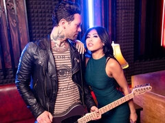 Asiatisch, Arsch, Braunhaarige, Hundestellung, Handjob, Rasiert, Jungendliche (18+), Titten