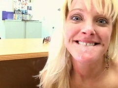 Leie, Grosser arsch, Blondine, Blasen, Spermaladung, Aufs gesicht abspritzen, Handjob, Titten