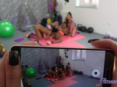 Gym, Interracial, Fille latino, Lesbienne, Léchez, Chatte, Rasée, Plan cul à trois