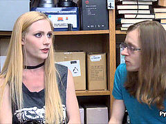 Thief girlfriend blows guard in front of boyfriend