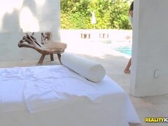 Chica, Tetas grandes, Morena, Lamidas, Tetas naturales, Al aire libre, Pezones inflados, Coño