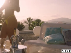 Sucer une bite, Brunette brune, Couple, Tir de sperme, En levrette, Le plan cul à quatre, Rasée, Nénés