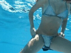 Grosser arsch, Grosse titten, Mutti, Nackt, Zierlich, Pool, Muschi, Unter wasser