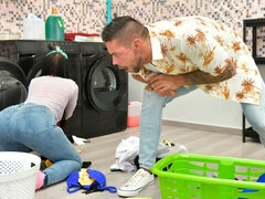 舐める尻, 浴室, デカ尻, フェラチオ, バック, キス, タトゥー, ティーン