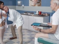 In den arsch, Grosser arsch, Grosse titten, Blasen, Gehörnter ehemann, Hundestellung, Fingern, Masturbation