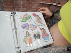 Anal, Verga grande, Tetas grandes, Mamada, Garganta profunda, Estilo perrito, Tatuaje, Tetas