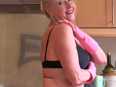 Tetas grandes, Rubia, Ama de casa, Cocina, Masturbación, Coño, Afeitado