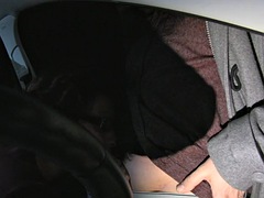 Blasen, Auto, Flashen, Handjob, Milf, Öffentlich, Unter dem rock