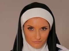 Anal, Sucer une bite, Brunette brune, En levrette, Mère que j'aimerais baiser, Jarretelles, Nénés, Uniforme
