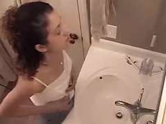 Amateur, Cuarto de baño