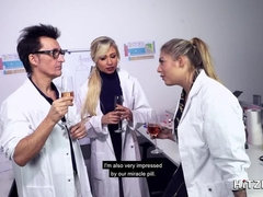 Grosse titten, Dildo, Arzt, Masturbation, Spielzeuge