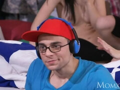 Tetas grandes, Tetona, Penetracion con dedos, Divertido, Lamidas, Mamá, Coño, Hijo