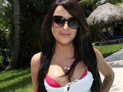 Gros cul, Grosse bite, Gros seins, Sucer une bite, Brunette brune, En levrette, De plein air, Chatte