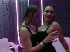 Grosse titten, Blondine, Lesbisch, Lingerie, Piercing, Dusche, Tätowierung, Titten