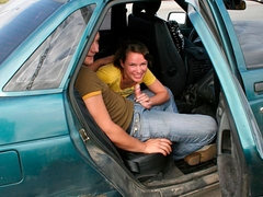 お尻, 茶髪の, 車, 手コキする, ピアス, 剃毛, ストリッピング, オッパイの