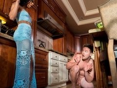 デカ尻, フェラチオ, 黒人, 手コキする, 異人種間, なめる, オマンコ, ティーン