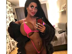 Gros seins, Brunette brune