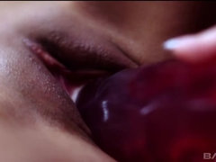 Brunette brune, Lesbienne, Masturbation, Jouets