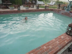 Chica, Verga grande, Morena, Ébano, Interracial, Al aire libre, Piscina, Flaco