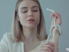 Sadomasochismus, Blondine, Fesselspiele, Fetisch, Höschen, Rock, Socken, Solo