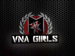 Gros seins, Britannique, Brunette brune, Plantureuse, Queue, Interracial, Plan cul à trois, Nénés