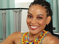 Amateur, Culo grande, Tetas grandes, Fetiche, Penetracion con dedos, Orinar, Estriptis, Mojado