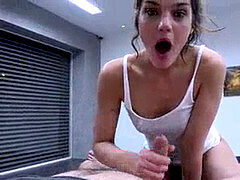 In den arsch, Aus dem arsch in den mund, Blasen, Braunhaarige, Spermaladung, Handjob, Rasiert, Tätowierung