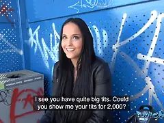 18 jaar, Grote mammen, Pijpbeurt, Bruinharig, Hondjeshouding, Buiten, Openbaar, Student