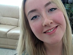 Blond, Sperma shot, Europees, Handbeurt, Moeder die ik wil neuken, Gezichtspunt, Geschoren, Stiefmoeder