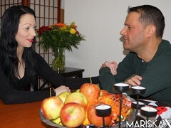 18 jaar, Grote kont, Grote lul, Hondjeshouding, Keuken, Natuurlijke tieten, Tiener, Tieten likken