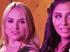 Blondine, Braunhaarige, Paar, Doppelpenetration, Hd, Lesbisch, Reif, Stiefmutter