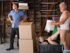 Grosse bite, Sucer une bite, En levrette, Fétiche des pieds, Maigrichonne, Adolescente, Nénés, Épouse