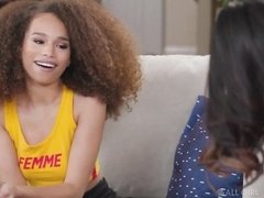Doigter, Interracial, Embrassement, Lesbienne, Massage, Masturbation, Maigrichonne, Nénés
