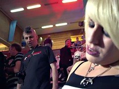 Blonde, Orgasme, Petite femme, Public, Gicler, Nénés