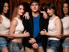 Gros cul, Grosse bite, Gros seins, Sucer une bite, Brunette brune, 2 femmes 1 homme, Mère que j'aimerais baiser, Tabou
