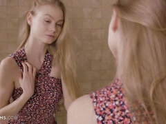 お尻, 浴室, ブロンド, 指いじり, 目瞪口呆, 手コキする, オナニー, 一人