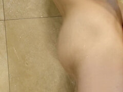 Sucer une bite, Brunette brune, En levrette, Faciale, Hd, Maman, Chatte, Douche