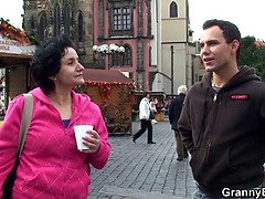 Blasen, Braunhaarige, Geile alte tussi, Kehlenfick, Handjob, Reif, Milf, Stiefmutter