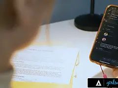 Arsch, Hundestellung, Lesbisch, Natürlichen titten, Realität, Arsch lecken, Rau, Strapon