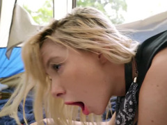 Amerikaans, Blond, Man die toekijkt, Sperma in gezicht, Natuurlijke tieten, Buiten, Klein, Tieten likken