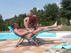 Tetas grandes, Rubia, Mamada, Gafas, Aceite, Al aire libre, Orinar, Piscina