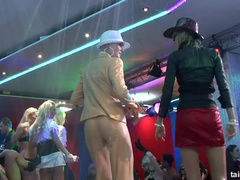 Tanzen, Puppe, Extrem, Absätze, Lesbisch, Natürlich, Titten, Nass