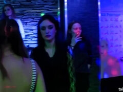 Gros seins, Noire, Blonde, Doigter, Branlette thaïlandaise, Interracial, Jarretelles, Adolescente