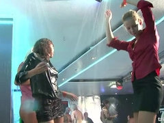 Enthousiasteling, Aangekleed, Dansen, Vingeren, Lesbisch, Orgie, Satijn, Nat