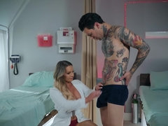 お尻, デカパイ, ブロンド, ヒール, 看護婦, タトゥー, おもちゃ, ユニフォーム