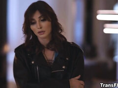 In den arsch, Grosse titten, Blasen, Braunhaarige, Kehlenfick, Schwanz, Handjob, Transfrau